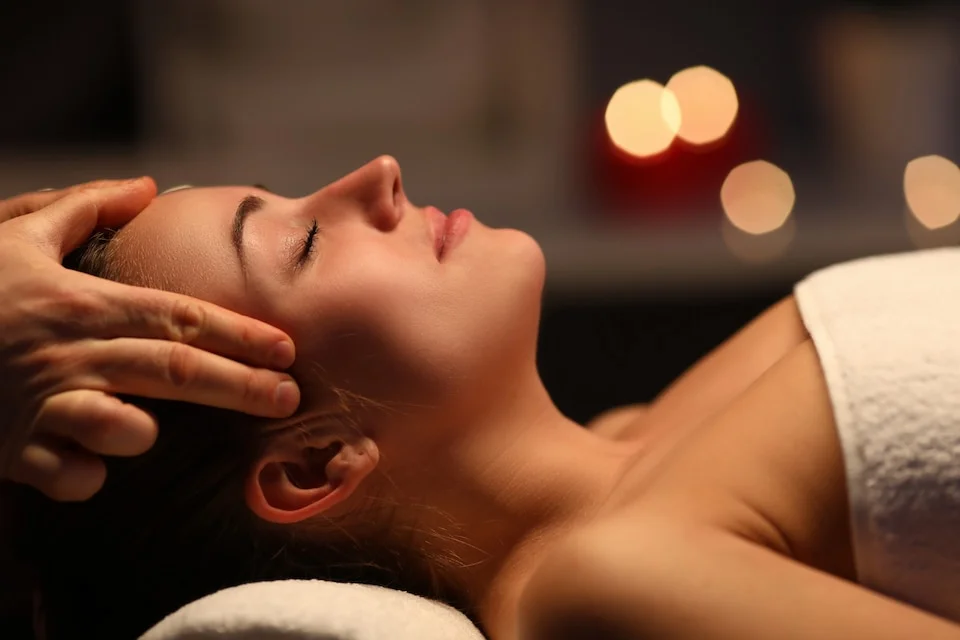 [fpdl.in]_fingers-massage-head-beautiful-girl_151013-10465_large