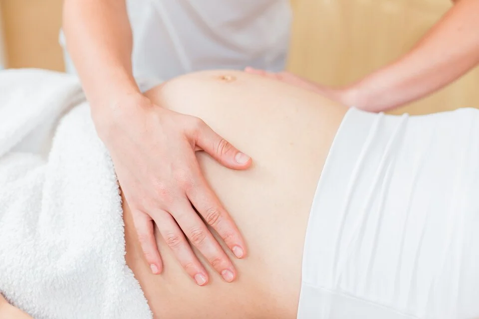 [fpdl.in]_close-female-hands-massage-therapist-makes-light-massage-belly-pregnant-girl-cosmetology-room_213607-574_large